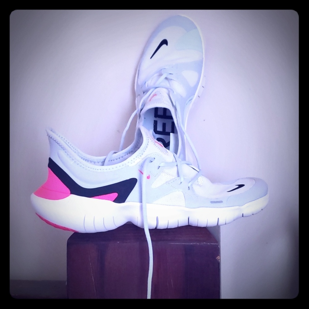 Nike sneakers slip resistant feather light